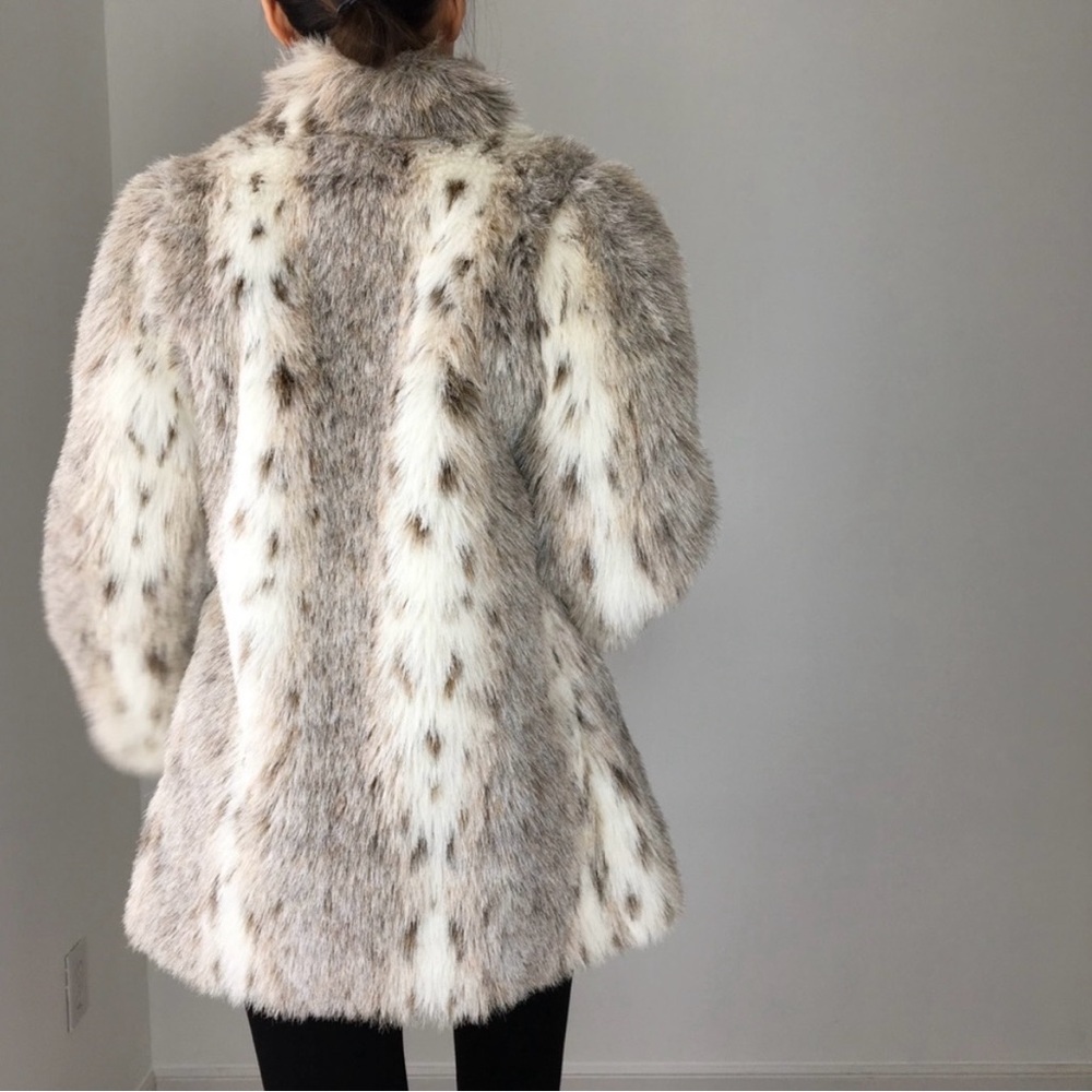 VINTAGE DONNY BROOKS FAUX FUR COAT
Excellent condition. Fully lined. Made in USA - Picture 7 of 8